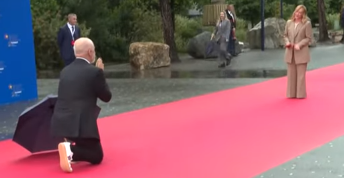 Premierul Albaniei, Edi Rama, în genunchi în fața Giorgiei Meloni (Video)