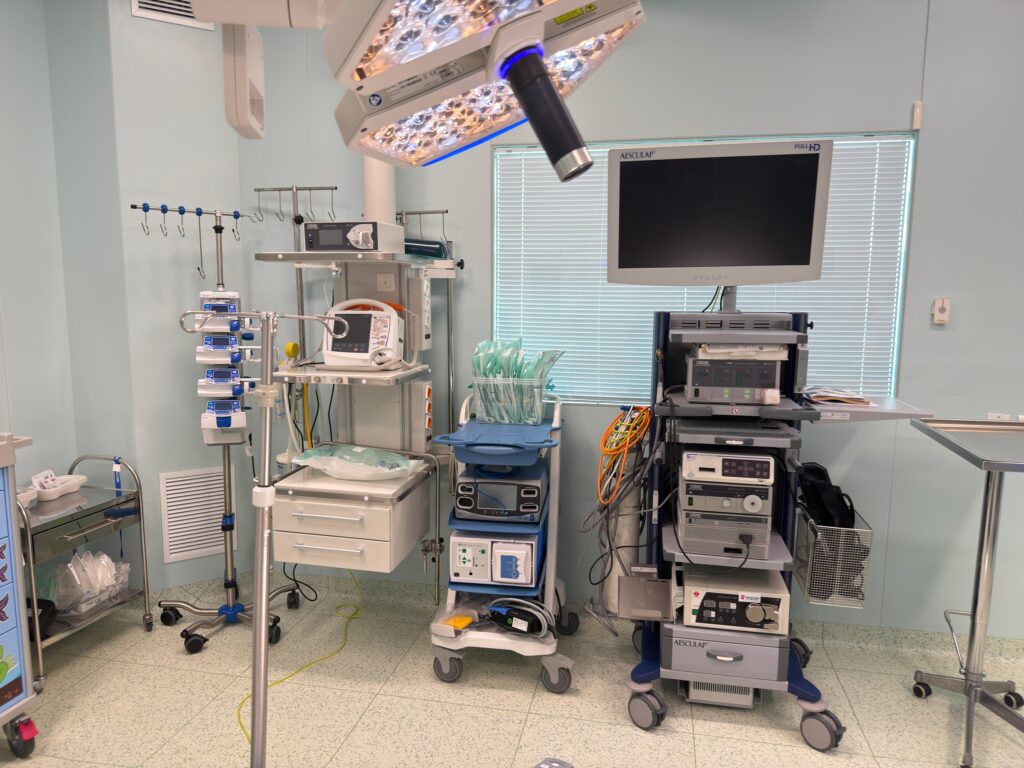 Copiii cu litiază renală severă au primit o șansă la viață și îngrijire medicală de calitate, prin echipamentele medicale donate Spitalului „Victor Gomoiu”