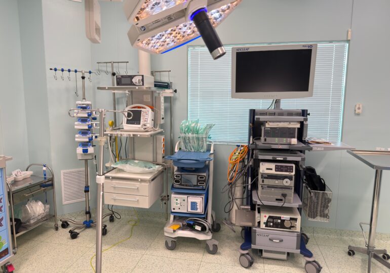 Copiii cu litiază renală severă au primit o șansă la viață și îngrijire medicală de calitate, prin echipamentele medicale donate Spitalului „Victor Gomoiu”
