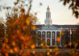 Un judecător suspendă decizia lui Trump de a bloca înscrierea studenților străini la Harvard
