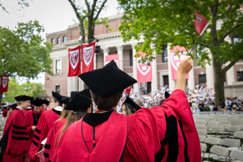 Trump interzice Universității Harvard să mai aibă studenți străini: Ce trebuie să facă cei care învață acolo
