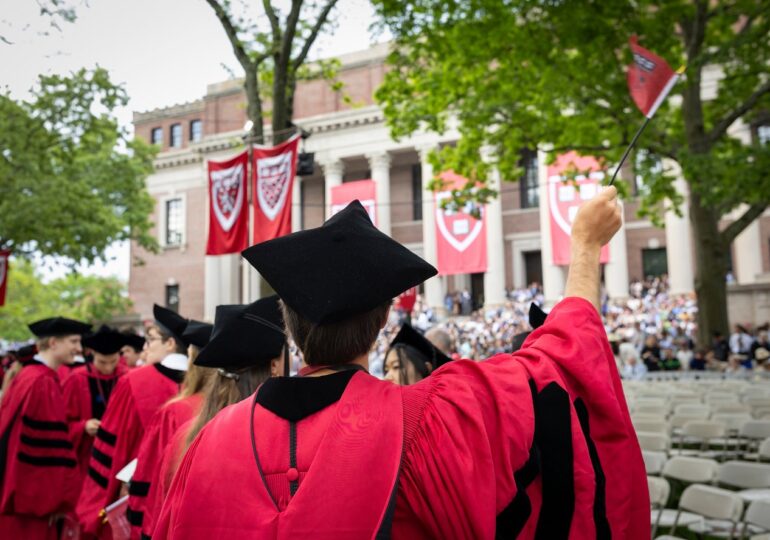 Trump interzice Universității Harvard să primească studenți străini