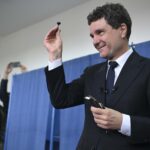 New York Times: În urma unei răsturnări de situație, un centrist câștigă alegerile prezidențiale din România