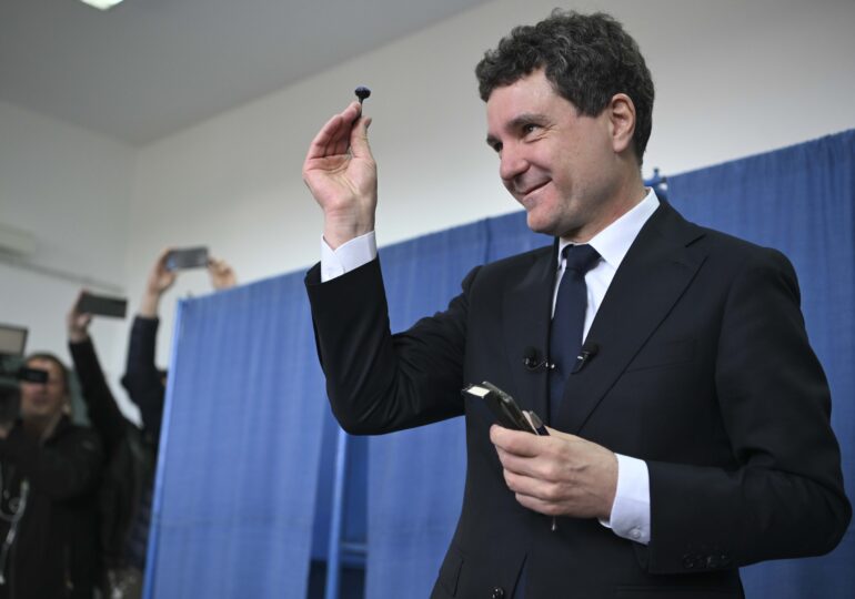 The New York Times: În urma unei răsturnări de situație, un centrist câștigă alegerile prezidențiale din România