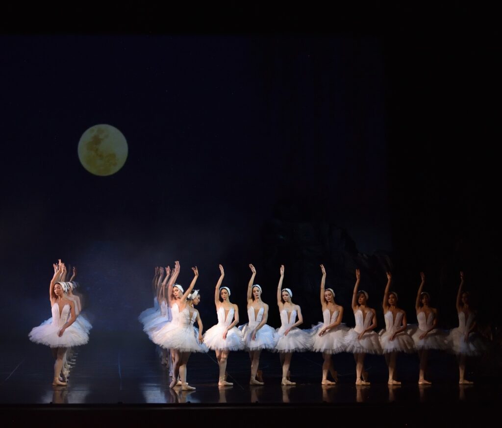 Lacul lebedelor de Ceaikovski, cel mai îndrăgit balet al tuturor timpurilor, revine pe scena Operei Naționale București