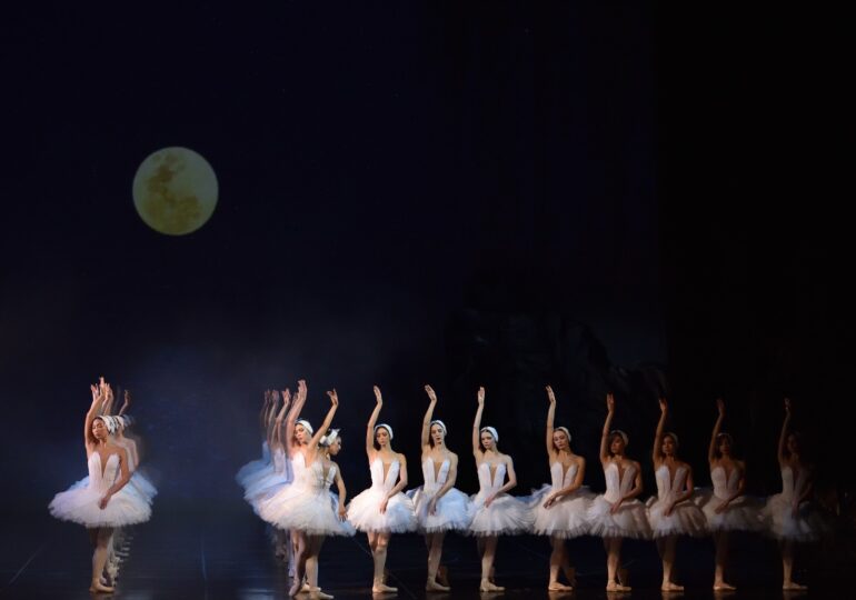 Lacul lebedelor de Ceaikovski, cel mai îndrăgit balet al tuturor timpurilor, revine pe scena Operei Naționale București