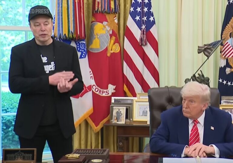 Final de etapă. Musk pleacă din Biroul Oval cu o cheie de aur. Dar de ce avea un ochi vânăt (Video)