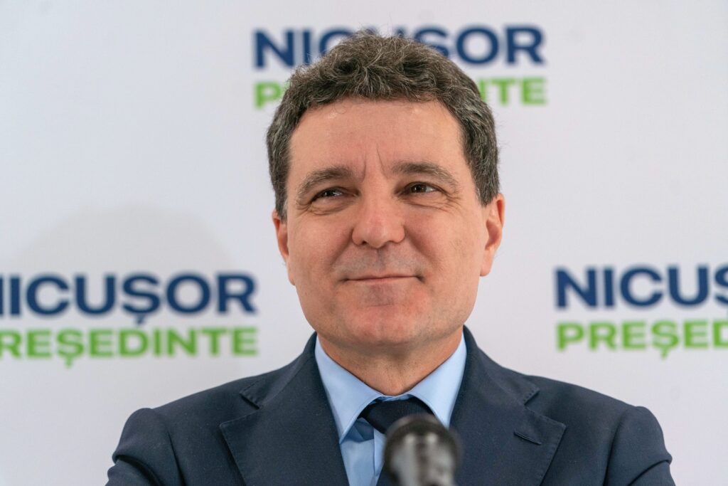Un nou sondaj îl prezintă pe Nicușor Dan câștigător în turul doi