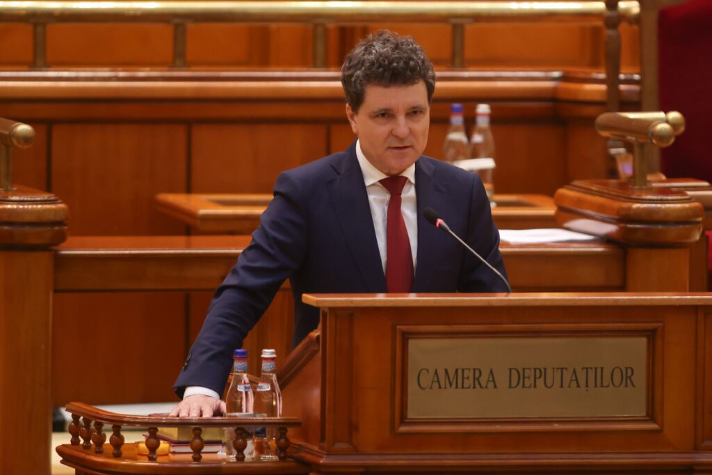 Associated Press: Noul președinte al României a depus jurământul. Criza politică se atenuează, dar la orizont se profilează provocări