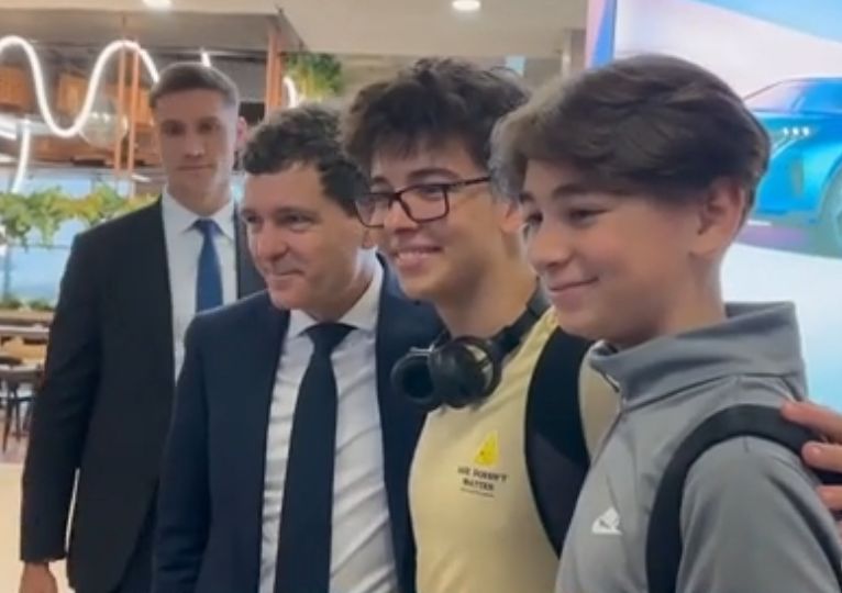 Nicușor Dan tineri aeroport