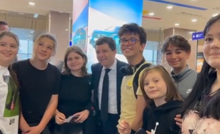 Nicușor Dan tineri aeroport Polonia