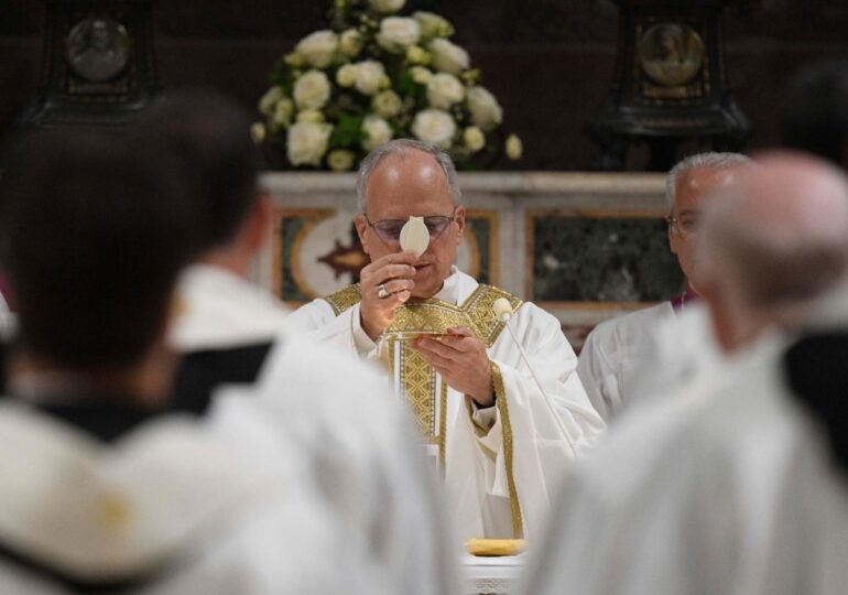 Prima slujbă a noului papă: Leon al XIV-lea vrea o biserică vie, „far în nopțile întunecate ale lumii”