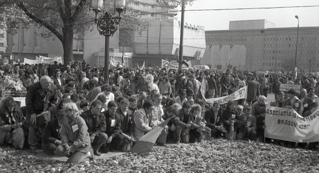 RO_B_University_square_rally
