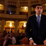 Un psiholog care lucrează cu copii cu tulburări din spectrul autist îi face o invitație lui Simion