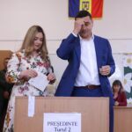 Zâmbete naturale și priviri încordate: Candidații la vot în imagini grăitoare (Galerie foto)