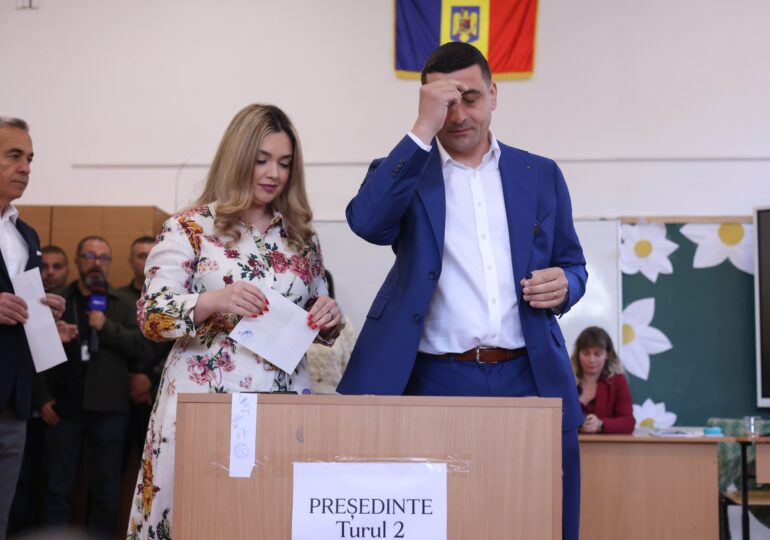 Zâmbete naturale și priviri încordate: Candidații la vot în imagini grăitoare (Galerie foto)