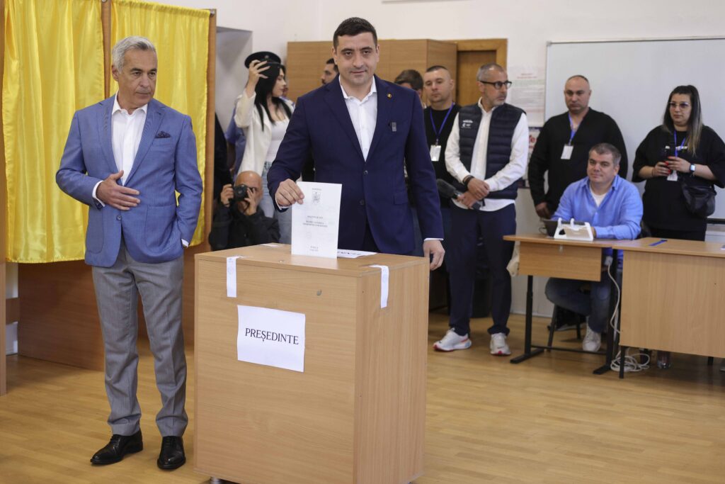 Grimase, priviri sugestive și gesturi teatrale. Imagini inedite cu candidații la vot (Galerie foto)