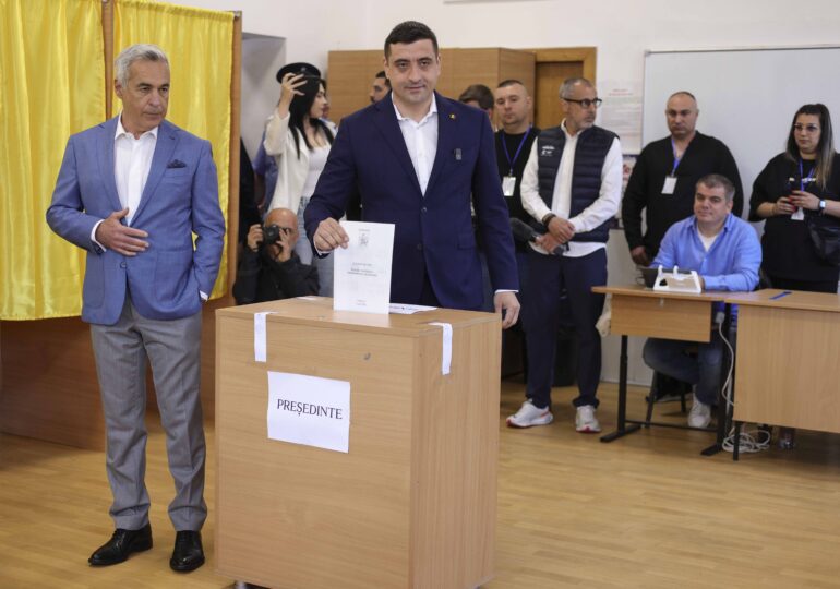 Grimase, priviri sugestive și gesturi teatrale. Imagini inedite cu candidații la vot (Galerie foto)