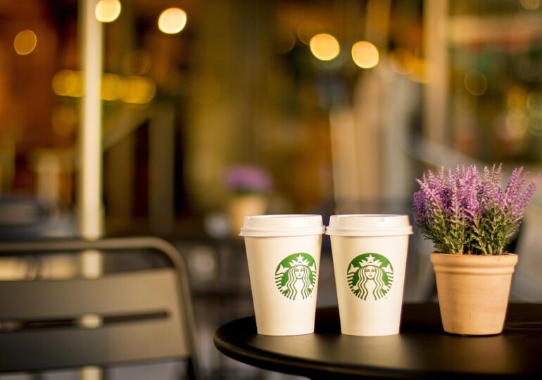 Starbucks recunoaște eșecul automatizării: „Reducerea personalului a fost o greșeală”
