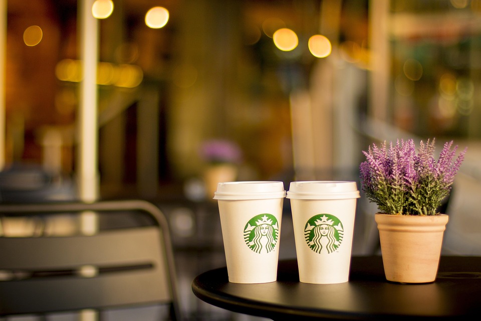 Starbucks recunoaște eșecul automatizării: „Reducerea personalului a fost o greșeală”