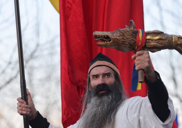 Stegarul Dac a fost arestat: În seara alegerilor și-a tăiat brățara de monitorizare și s-a suit pe o schelă la Universitate