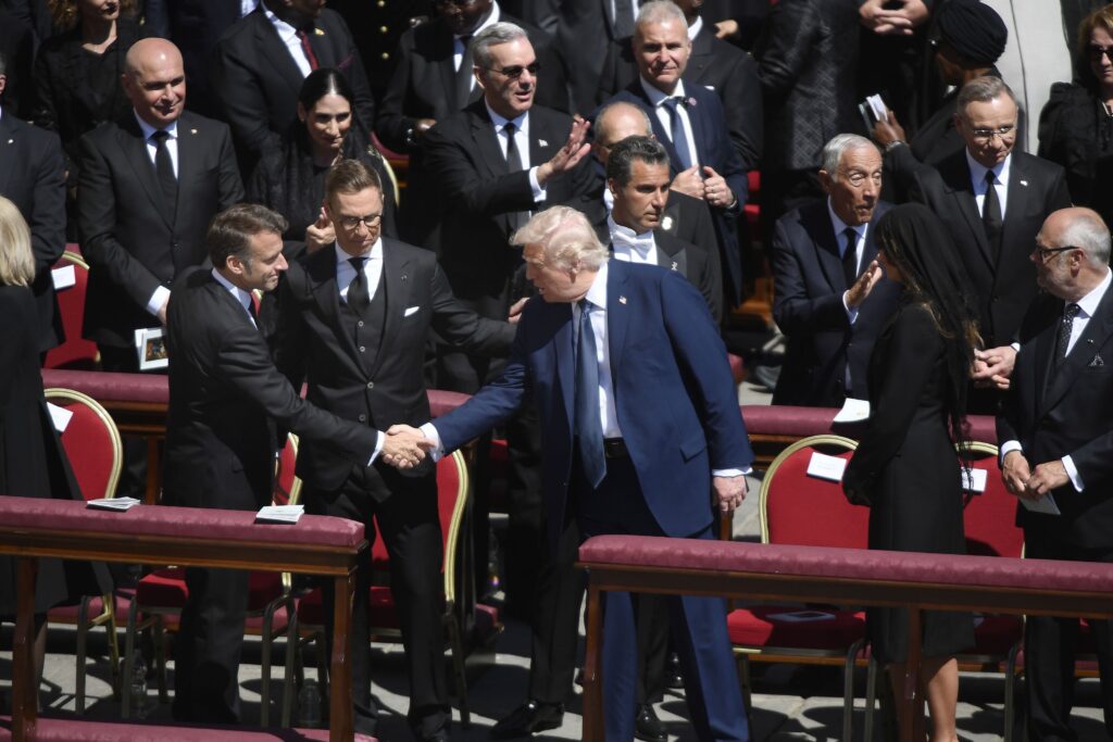 Trump schimbă tonul față de Putin, sub presiunea lui Macron și Starmer. Dar îl va ține?