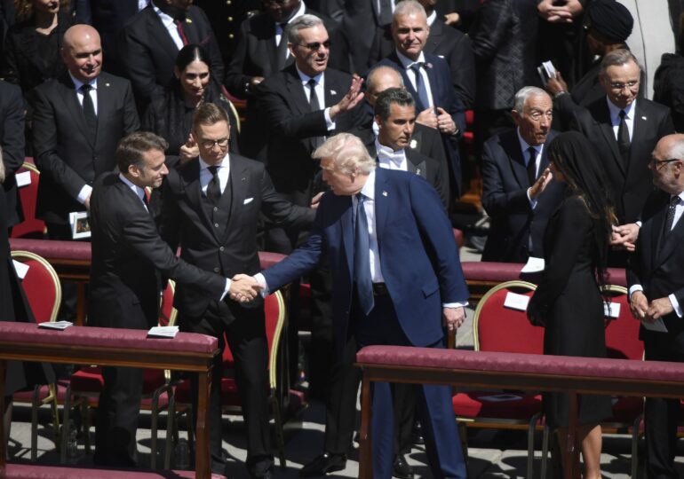 Trump schimbă tonul față de Putin, sub presiunea lui Macron și Starmer. Dar îl va ține?