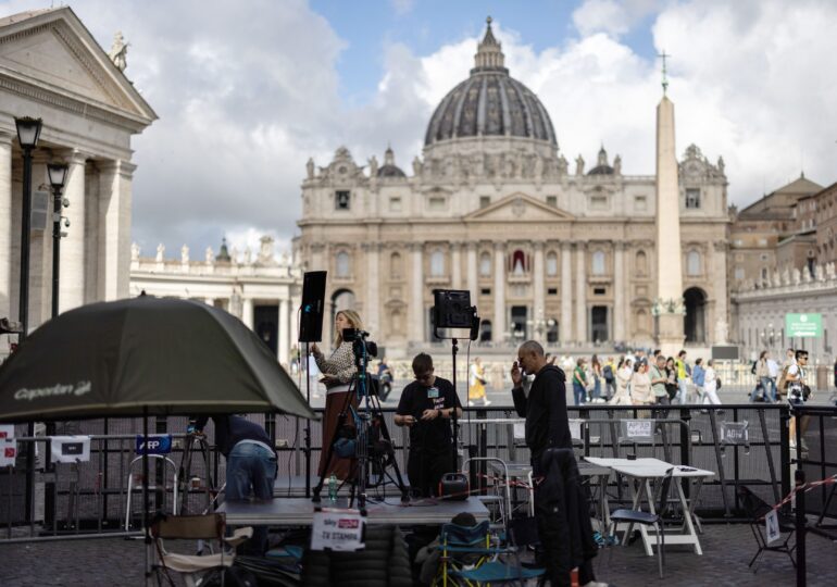 Cine va fi noul papă? Cardinalii se adună pentru a-l alege în cel mai mare secret pe viitorul pontif