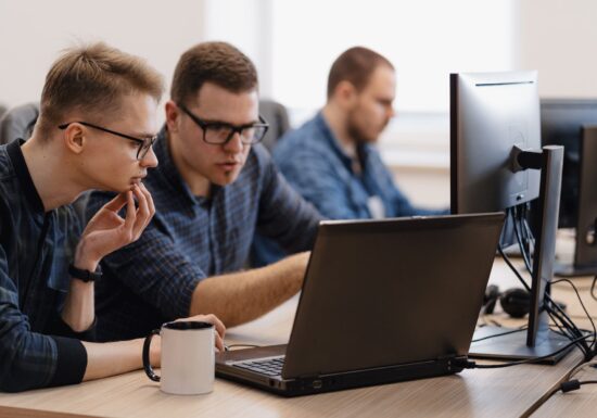 Doar 20% dintre angajații cu muncă de birou se simt satisfăcuți la job - HP Work Relationship Index 2025