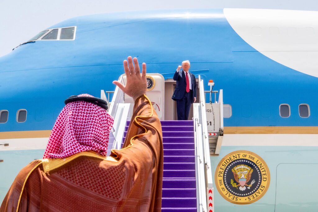 Contract uriaș între Qatar Airways și Boeing, semnat în timpul vizitei lui Donald Trump