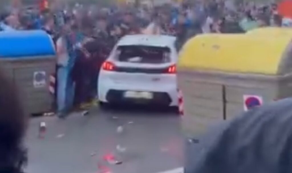 Incidente la derby-ul catalan, Espanyol – FC Barcelona: O mașină a lovit mai mulți suporteri Video