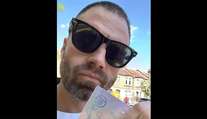 celebrul-actor-sebastian-stan-a-votat-cu-pasaportu