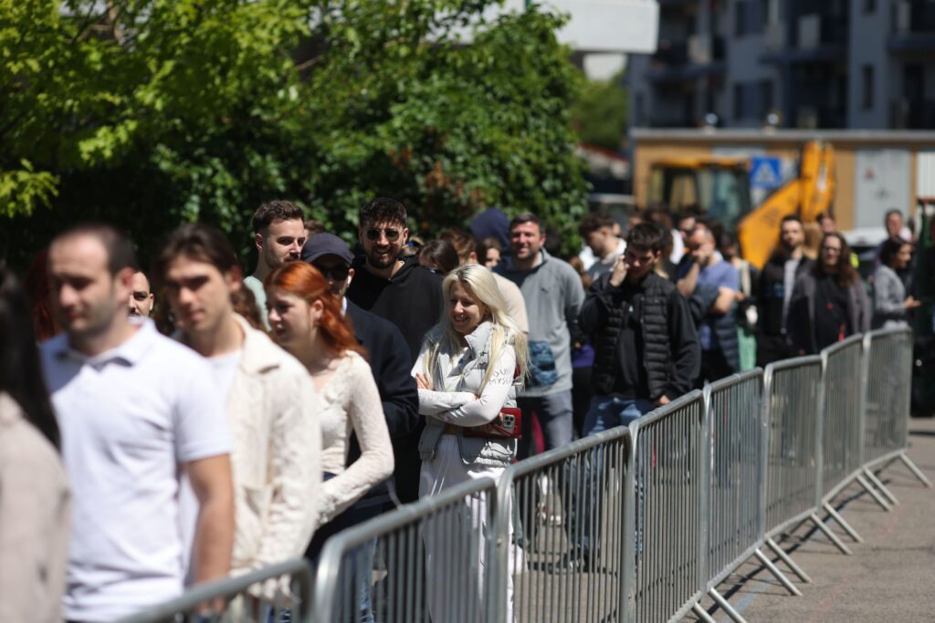 Imaginile zilei: Sute de studenți din Regie, la coadă pentru vot: Vrem siguranță și un viitor în România (Foto &amp; Video)