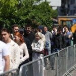 Imaginile zilei: Sute de studenți din Regie, la coadă pentru vot: Vrem siguranță și un viitor în România (Foto & Video)