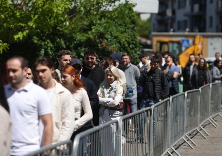 Imaginile zilei: Sute de studenți din Regie, la coadă pentru vot: Vrem siguranță și un viitor în România (Foto & Video)