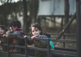Cum arată fericirea pentru copiii din satele României și câți au, de fapt, parte de ea