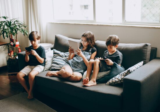 Ecranele afectează capacitatea copiilor de a purta conversații. De ce contează și ce putem face