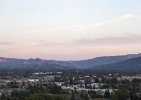 De ce tot mai mulți români aleg să se mute în orașe de munte