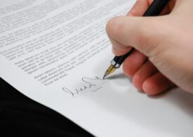 CCR scoate familia din declarațiile de avere: Funcționarii scapă de obligația de a declara veniturile partenerului. Declarațiile nu vor mai fi publice
