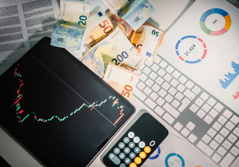BNR a cheltuit 2 miliarde de euro într-o singură zi pentru a apăra leul după victoria lui Simion în alegeri. Piețele reacționează dur