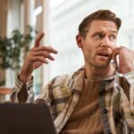 Oameni de afaceri păcăliți la telefon. Cum funcționează escrocheria cu apeluri false