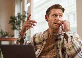 Oameni de afaceri păcăliți la telefon. Cum funcționează escrocheria cu apeluri false