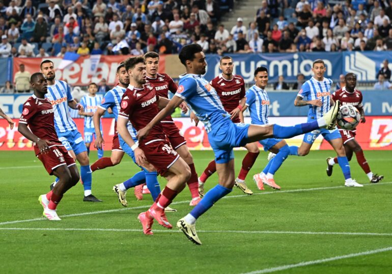 Superliga: Rapid câștigă surprinzător cu Universitatea Craiova, după o gafă uluitoare de portar