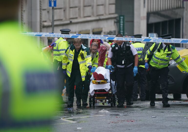 27 de persoane spitalizate după ce o mașină a intrat în mulțime la parada de titlu a lui Liverpool