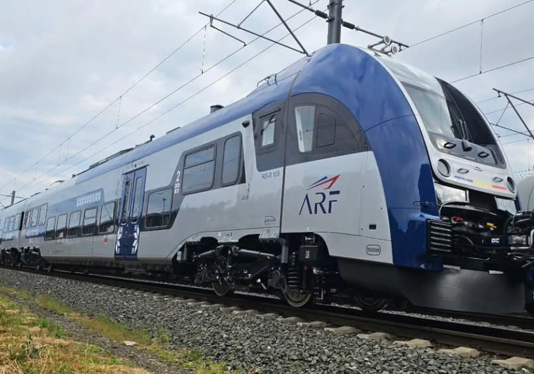 Primul tren electric a sosit în România. Cum arată (Foto)