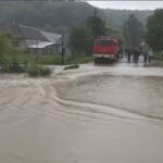 Copac căzut pe o conductă de gaze, în București. Cum arată România după câteva zile de ploaie: Case inundate, circulație blocată (Foto & Video)