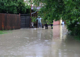 Vremea face prăpăd: Inundații, pene de curent și localități izolate în mai multe județe (Foto)