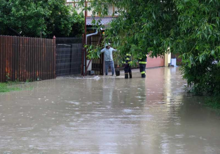Vremea face prăpăd: Inundații, pene de curent și localități izolate în mai multe județe (Foto)