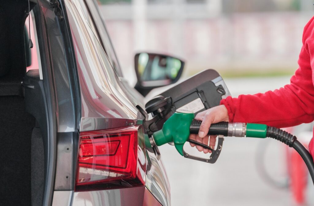 Se face benzina 10 lei? Ce spun specialiștii și ministrul Energiei