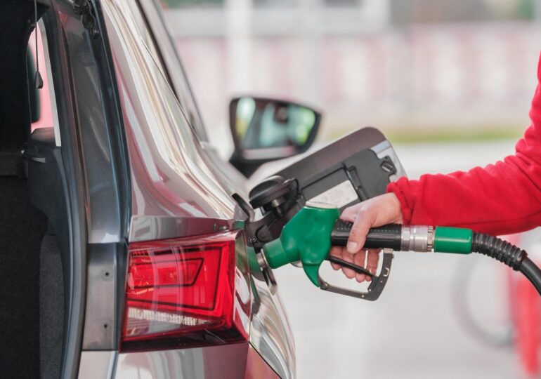 De ce Europa își regândește planul îndrăzneț de a elimina mașinile pe benzină și motorină